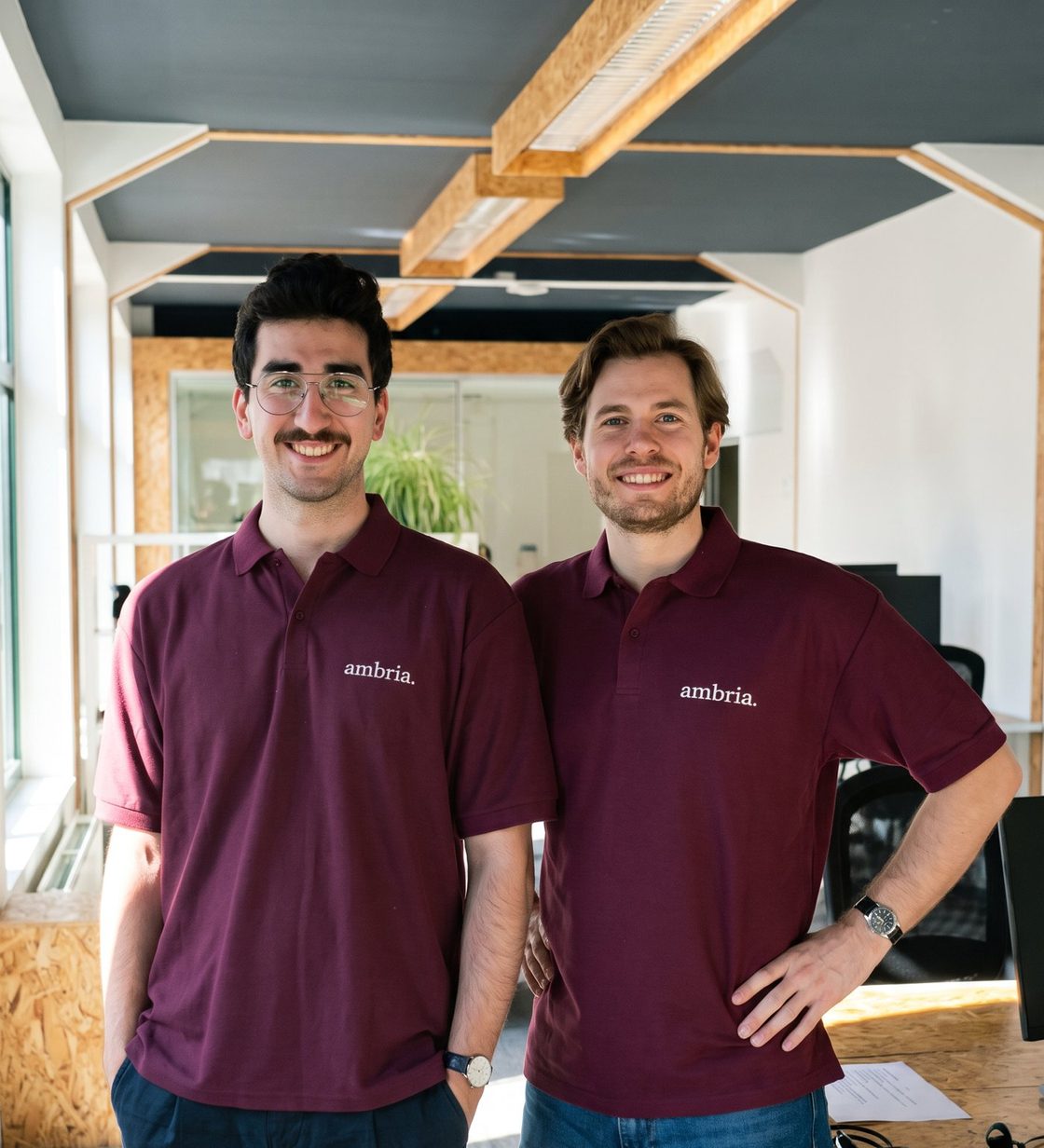 Metin Baki und Tilman Knop, die Gründer von ambria, in ambria-Poloshirts im Büro.